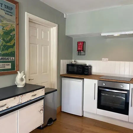 Just B: Central Town Apartment with Smart TV and Power Shower Dartmouth Exterior photo