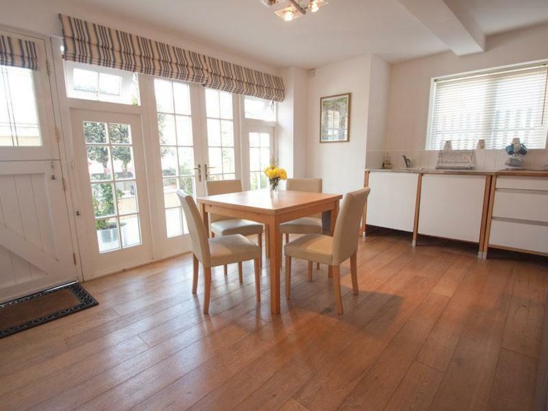 Just B: Town With Smart Tv And Power Shower Apartment Dartmouth