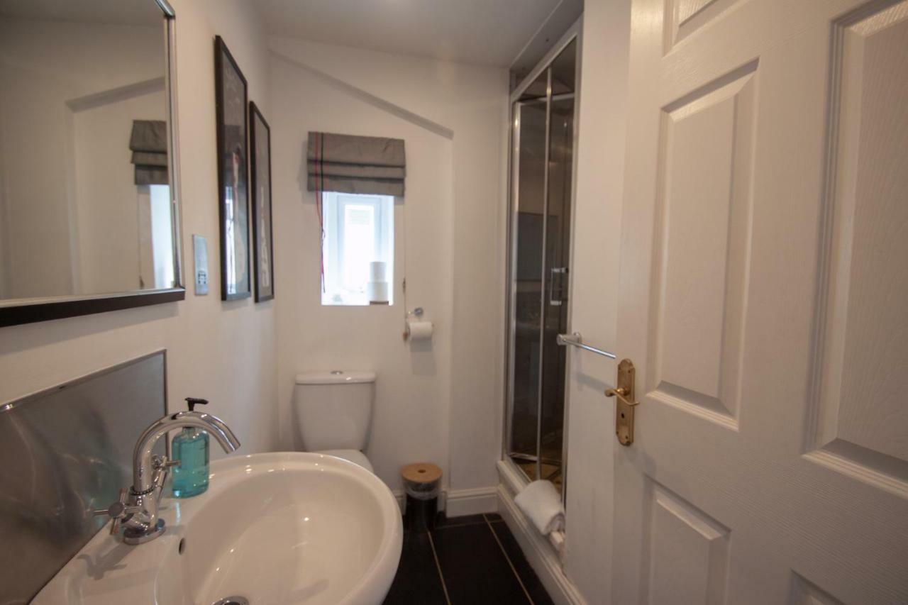 Just B: Town With Smart Tv And Power Shower Apartment *
